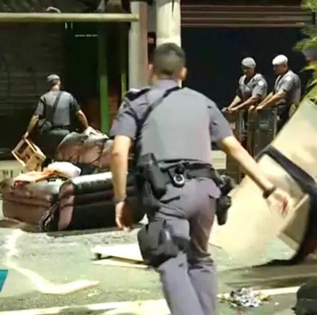 Moradores da Favela de Heliópolis, na Zona Sul da capital paulista, fizeram protesta em frente à delegacia da região na noite de segunda-feira (13)