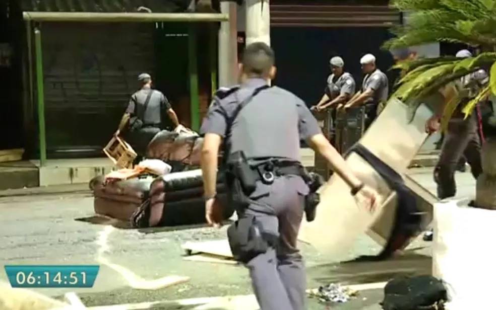 Moradores da Favela de Heliópolis, na Zona Sul da capital paulista, fizeram protesta em frente à delegacia da região na noite de segunda-feira (13)