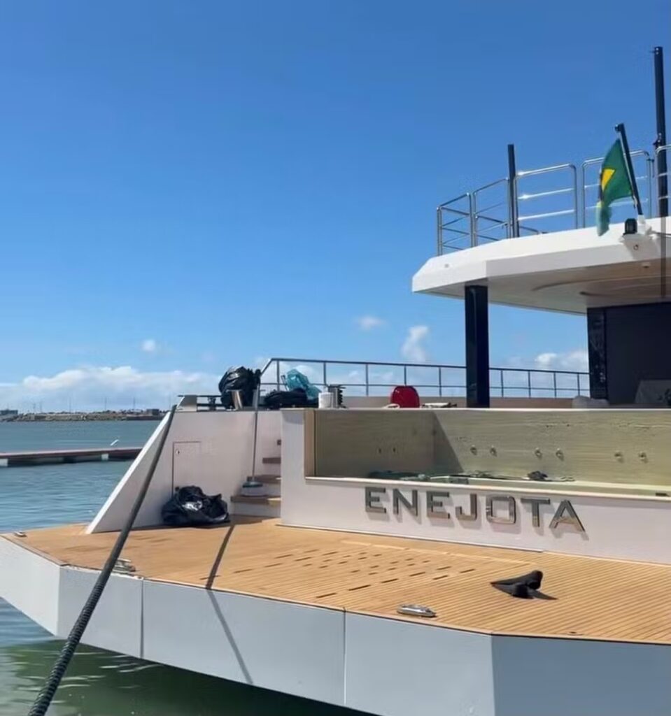 Iate avaliado em aproximadamente R$ 120 milhões foi fabricado no Brasil e passou por Recife antes de chegar ao Rio