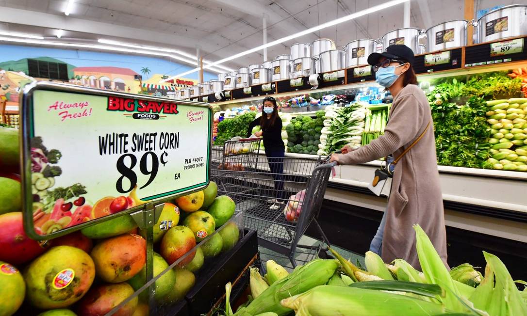 99032664 files in this file photo taken on april 21 2022 shoppers buy food in rosemead californi