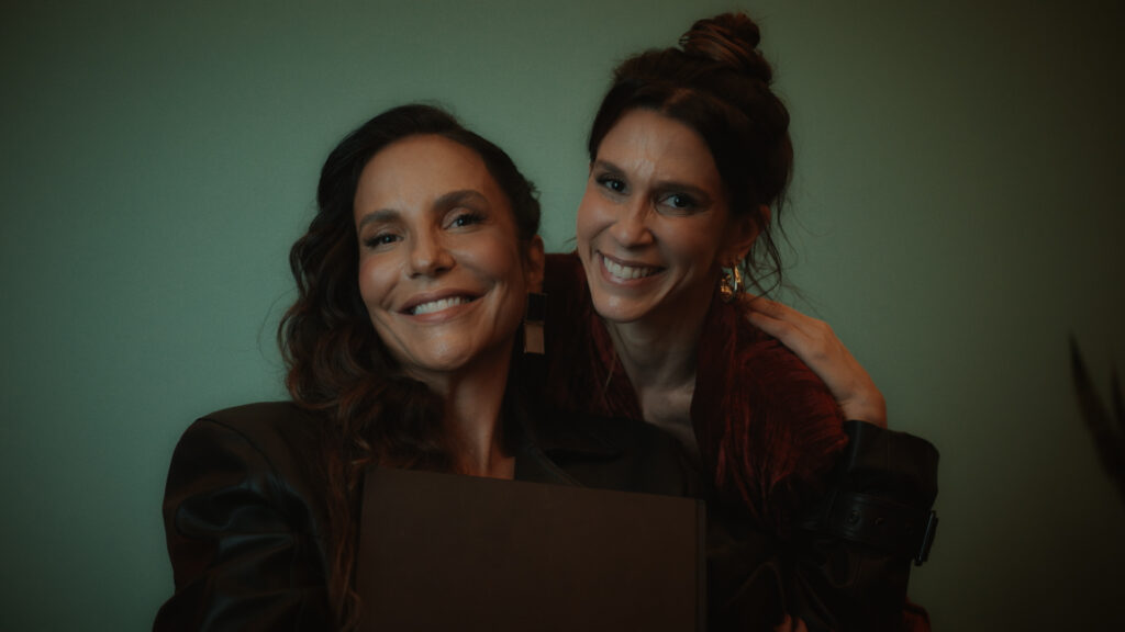 Sarah Oliveira já grava a segunda temporada da série, e entrevistou Ivete Sangalo. Fotos: Multishow/Milena Seta