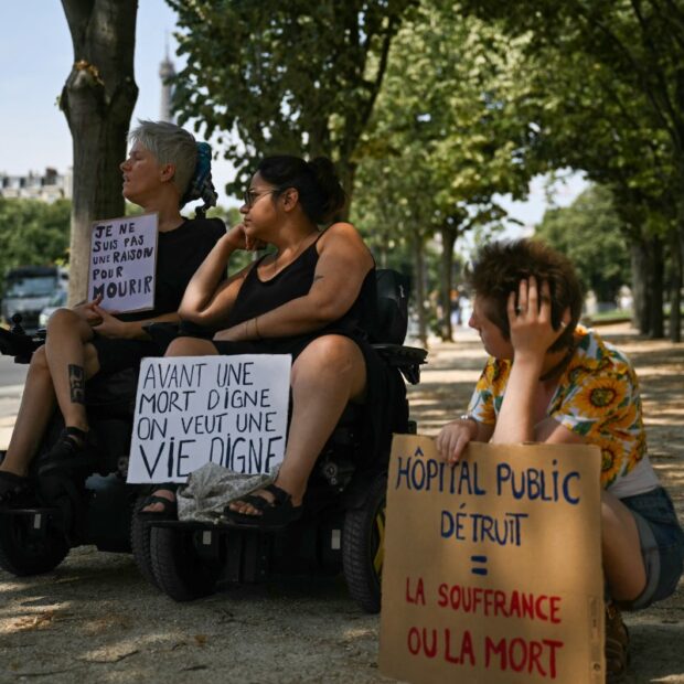 france politics health euthanasia law disable demo