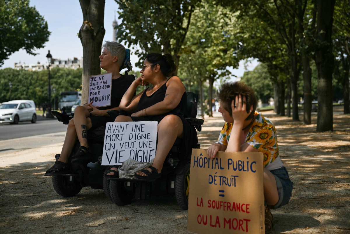 france politics health euthanasia law disable demo