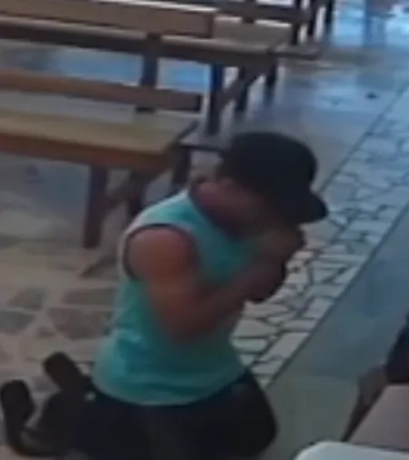 Homem reza antes de arrombar cofre