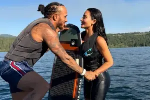 Kim Kardashian e Lewis Hamilton oficializaram o romance após meses de especulações e aparições públicas.