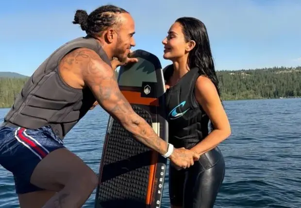 Kim Kardashian e Lewis Hamilton oficializaram o romance após meses de especulações e aparições públicas.