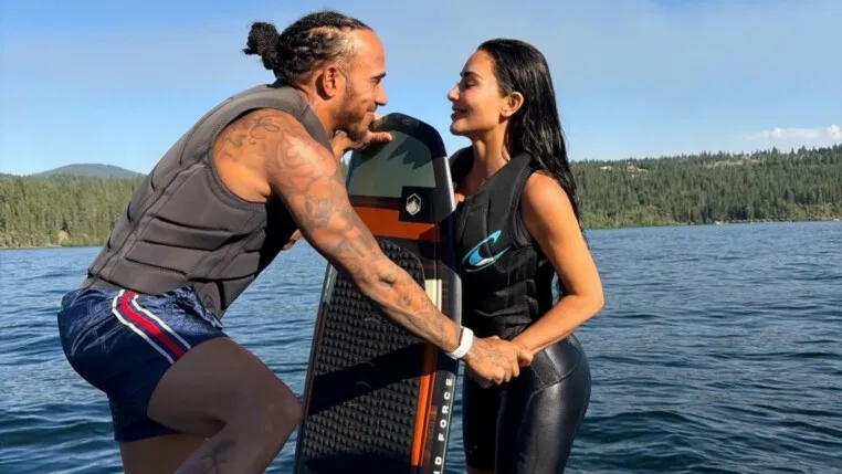 Kim Kardashian e Lewis Hamilton oficializaram o romance após meses de especulações e aparições públicas.