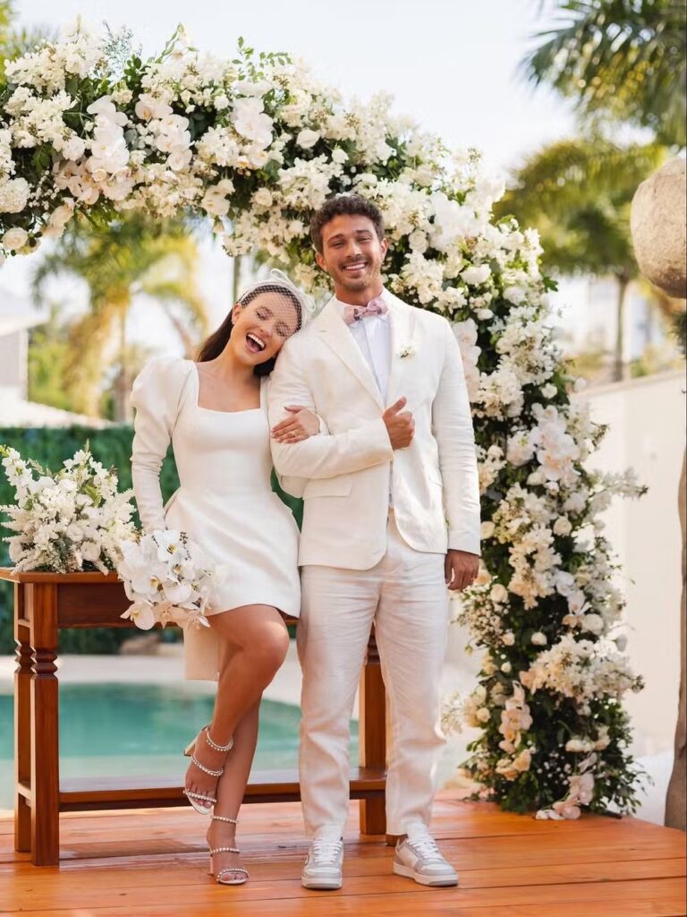 Atriz publicou retrospectiva com fotos de viagens, casamento e momentos românticos ao lado do marido
