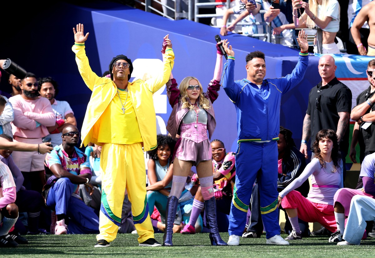 Madonna é escoltada por Ronaldinho e Ronaldo em show nos EUA