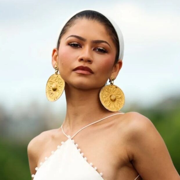Zendaya usou brincos feitos com medalhões de ouro de cerca de 3 mil anos em Londres