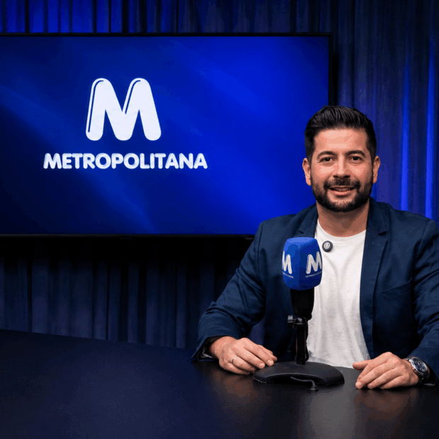 Programa Marketando reestreia na Rádio Metropolitana liderado por Rafael Lazzaro O CEO Rafael Lazzaro, da agência Phoenix, projeta novas conexões de mercado e humaniza a comunicação de negócios A saturação de conteúdos rasos no ambiente digital forçou uma mudança profunda na preferência das audiências brasileiras por transmissões de negócios mais autênticas. Atento a essa transformação, o publicitário Rafael Lazzaro lidera o retorno do programa Marketando, agora ocupando os microfones da Rádio Metropolitana 1070 AM, visando aproximar o conhecimento empresarial do público geral. Com 39 anos e uma sólida carreira de mais de duas décadas em comunicação, o apresentador também dirige a “Agência Phoenix”, responsável por marcas nacionais expressivas, incluindo O Boticário, Fisk, Suzano Shopping, Patteo Urupema, Genea Construtora, Sebrae, Helbor, Lixas Tatu e o Grupo de Saúde Saint Nicholas. A iniciativa de reestrear o formato resgata a essência da troca de experiências sem artifícios, unindo credibilidade e uma sofisticada distribuição multiplataforma.