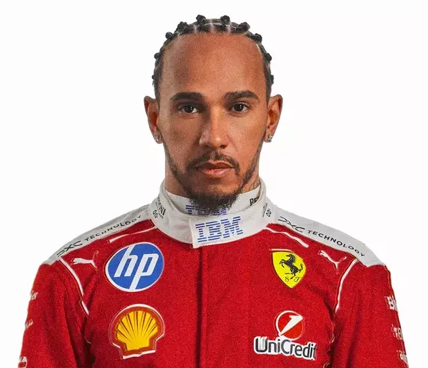 Lewis Hamilton interrompeu o caminho para a entrevista e abraçou Cadu Campos pela quinta vez.