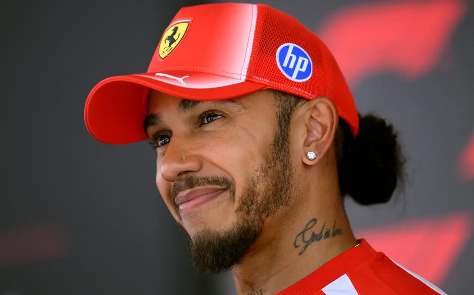 O encontro entre Hamilton e Cadu Campos emocionou fãs no paddock de Spa.