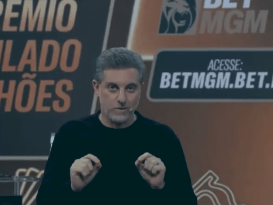 Luciano Huck interrompeu o ator e pediu a exibição de um trecho da produção