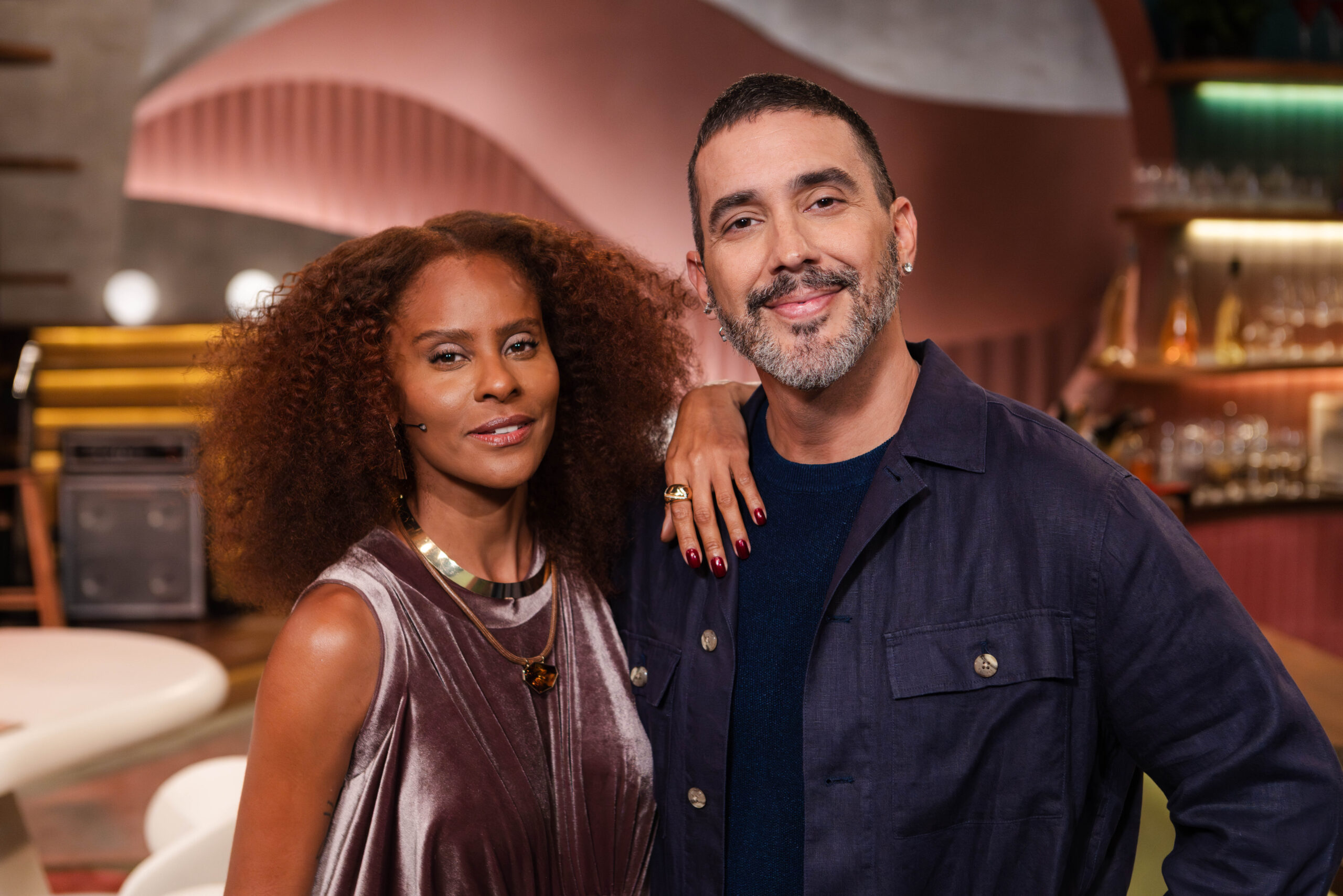 Aline Wirley e André Marques estão confirmados na segunda temporada de “Angélica ao Vivo”, no GNT André Marques e Aline Wirley. Foto: Gshow/Bella Pinheiro
