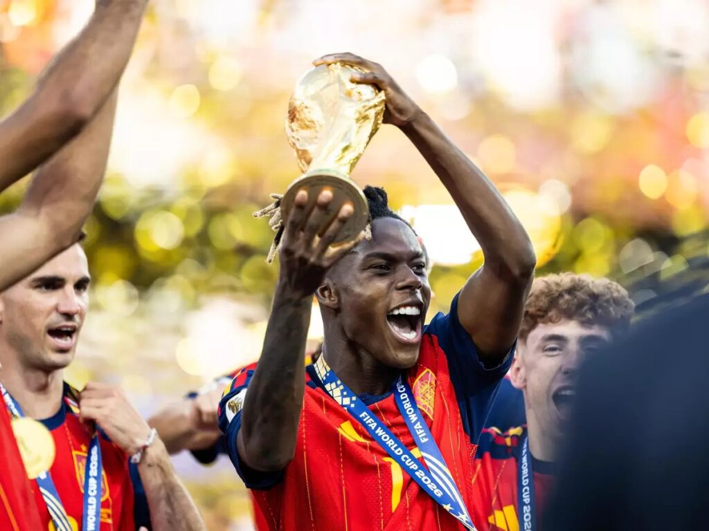 Nico Williams celebra o título da Espanha na Copa do Mundo