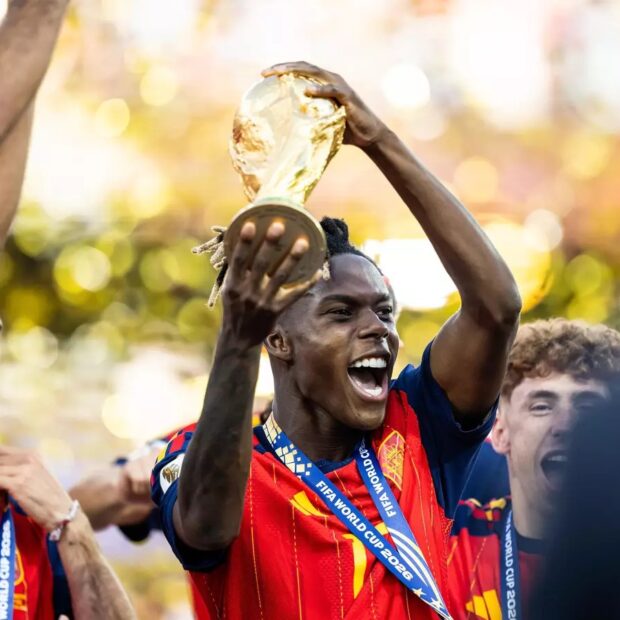 Nico Williams celebra o título da Espanha na Copa do Mundo