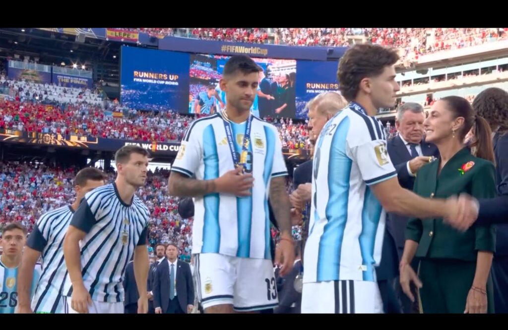 Cristian Romero passou por Donald Trump sem cumprimentá-lo durante a entrega das medalhas