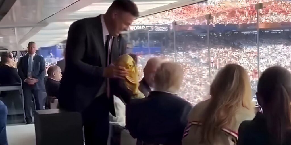 Ronaldo apresentou a taça da Copa do Mundo a Donald Trump antes da final