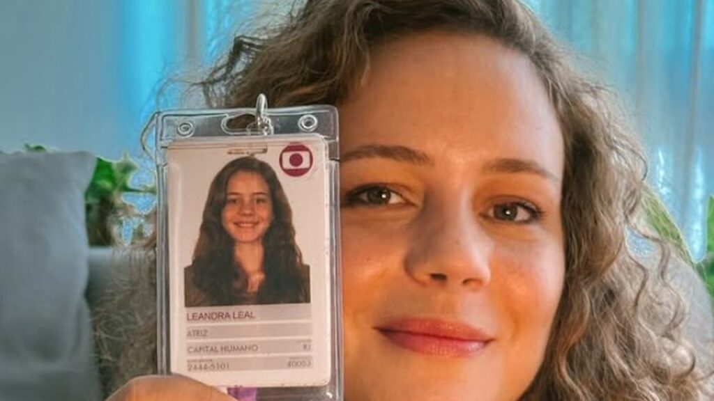  Atriz relatou quebra e perda de definição nos cachos após a química
