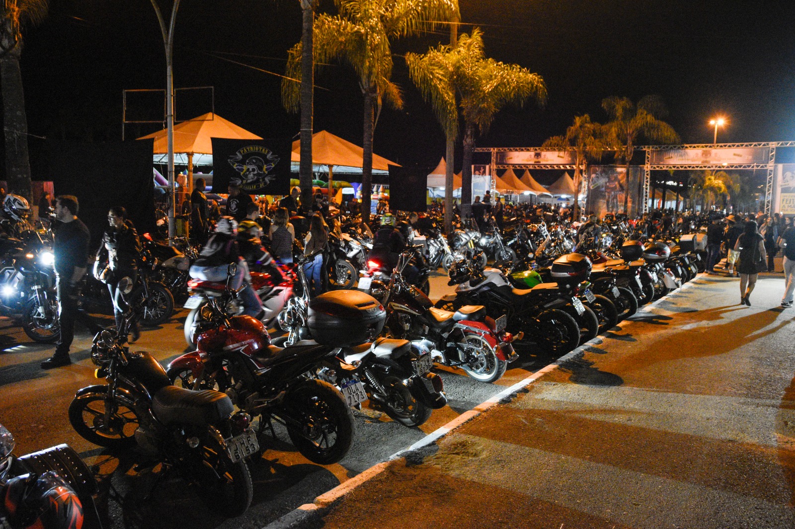 praca do cruzeiro recebe brasilia moto festiva. foto alex amaral