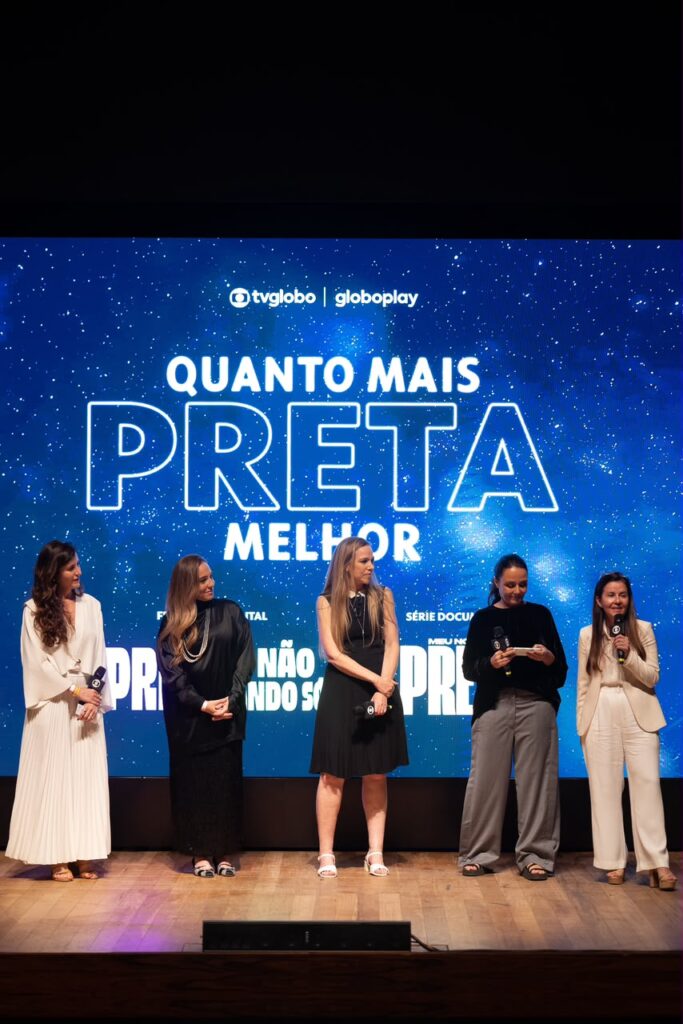 Leonora Bardini, Monica Almeida, Sandra Kogut, Mini Kerti e Tatiana Costa reunidas no lançamento de "Quanto Mais Preta, Melhor", projeto especial da Globo que homenageia a trajetória e o legado de Preta Gil, em uma noite emocionante no Teatro do Copacabana Palac