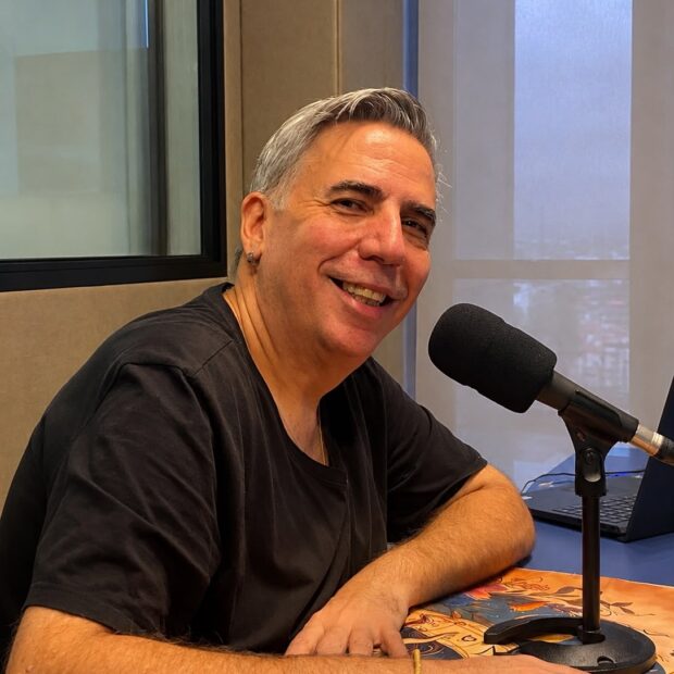 Didgio, tarólogo e comunicador, participa do programa Manhã Z, da Rádio Z FM 96,5, onde leva ao público reflexões sobre amor, carreira, autoconhecimento e espiritualidade por meio das leituras de Tarot (Divulgação Pessoal).