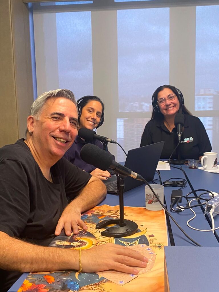 Ao lado da âncora Ana Kalyne e da colunista Mirela Scatolin, Didgio integra a equipe do programa Manhã Z, na Rádio Z FM 96,5, levando conteúdos sobre Tarot e autoconhecimento para ouvintes de diferentes regiões do Brasil (Divulgação Pessoal).