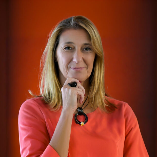 Adriana Martinelli, da Bett Brasil, analisa o uso da Inteligência Artificial na educação e defende a liderança socioemocional contra o burnout docente.