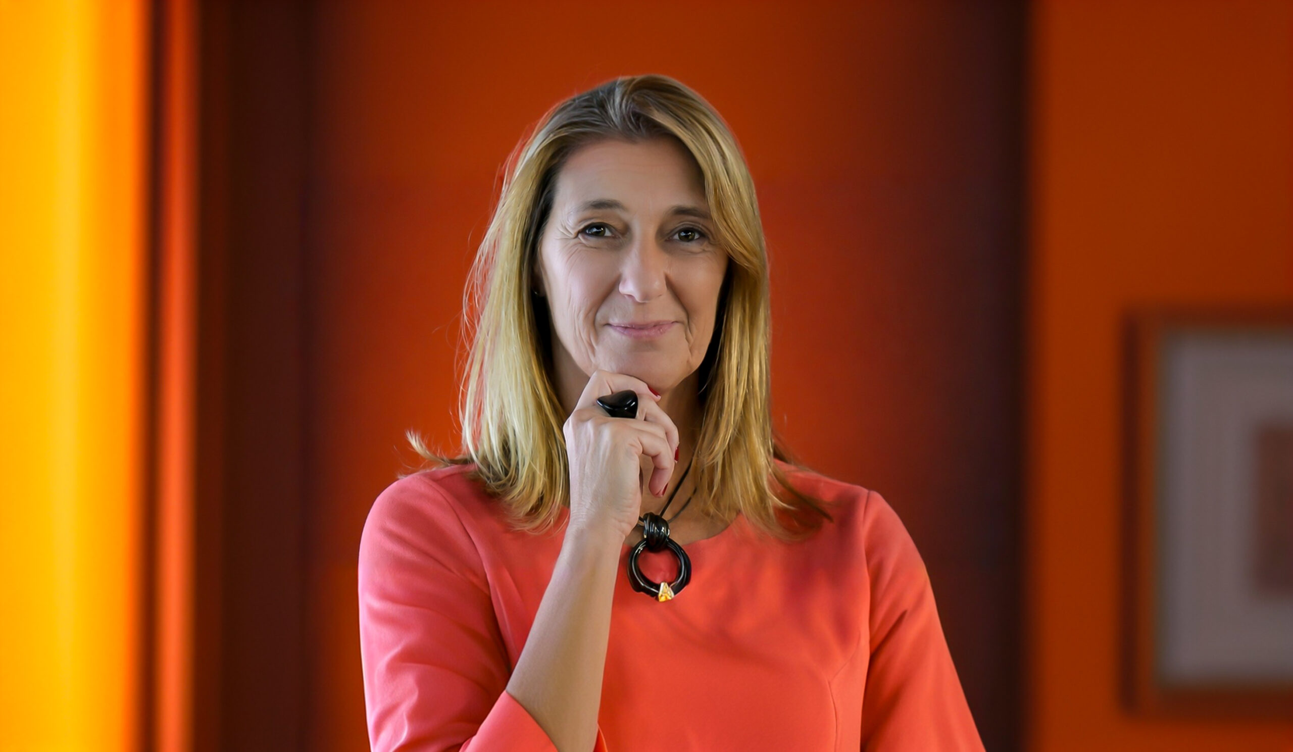 Adriana Martinelli, da Bett Brasil, analisa o uso da Inteligência Artificial na educação e defende a liderança socioemocional contra o burnout docente.