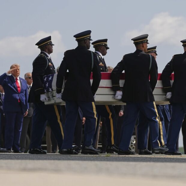 Trump acompanha chegada de corpos de militares