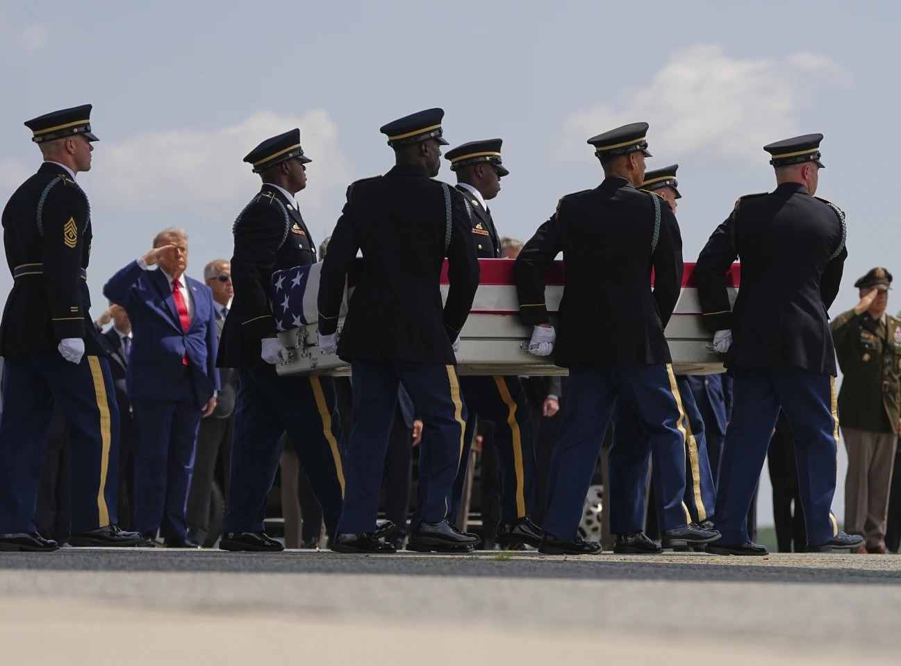Trump acompanha chegada de corpos de militares
