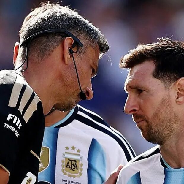Slavko Vincic conversa com Lionel Messi durante a final entre Espanha e Argentina