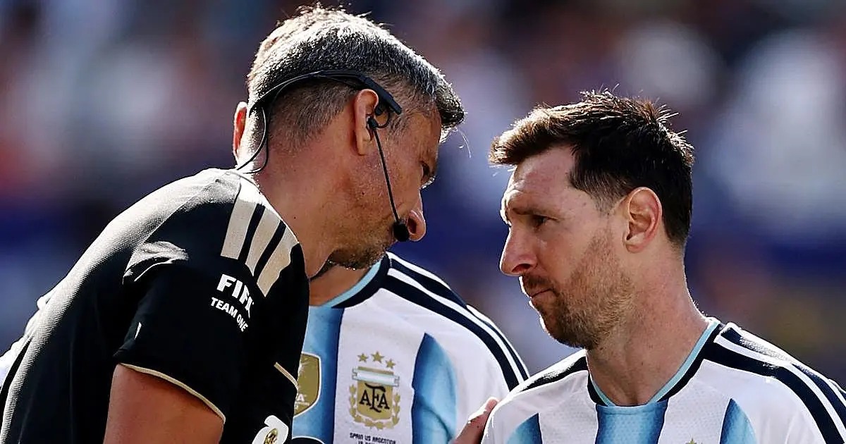 Slavko Vincic conversa com Lionel Messi durante a final entre Espanha e Argentina