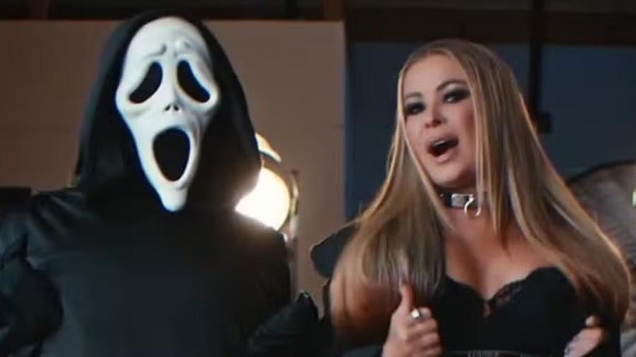 Carmen Electra participa dos vídeos promocionais ao lado do mascarado