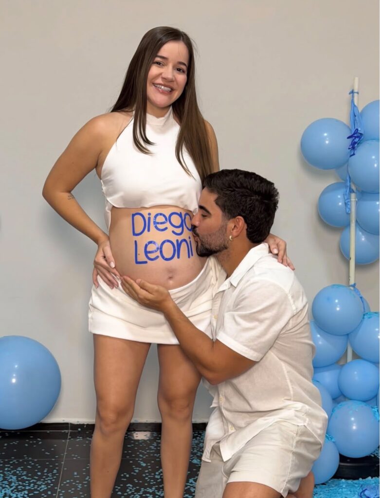 O casal revelou hoje através das redes sociais que estão esperando o segundo filho