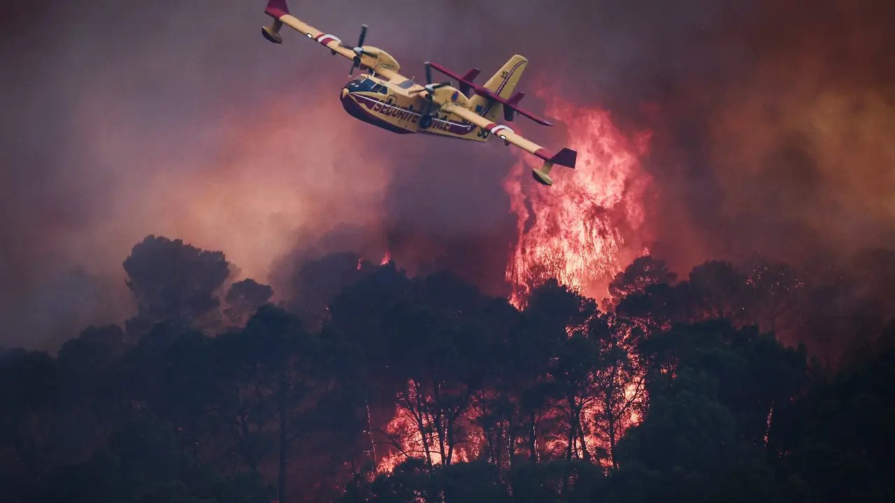 afp 20260723 c2yu9ct v5 highres topshotfranceenvironmentclimateweatherwildfire (1)