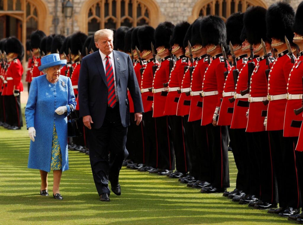 Elizabeth e Donald Trump tiveram encontro mais longo do que o previsto no Castelo de Windsor, em 2018