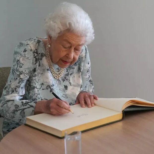 Rainha Elizabeth II seguiu recebendo documentos oficiais até os últimos dias de vida