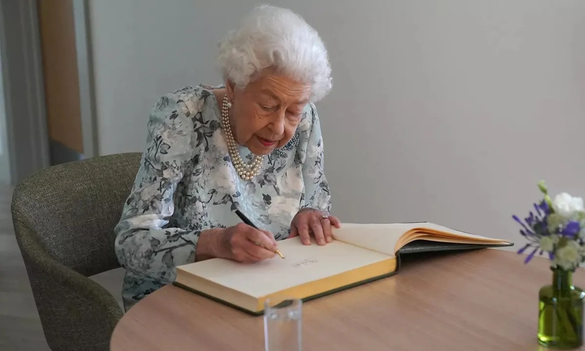 Rainha Elizabeth II seguiu recebendo documentos oficiais até os últimos dias de vida