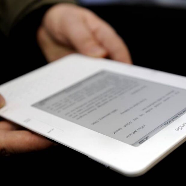 36422701 people test a kindle 2 after a press conference unveiling latest version of amazon27s popula