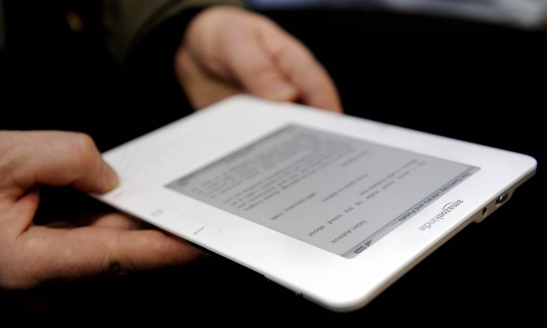 36422701 people test a kindle 2 after a press conference unveiling latest version of amazon27s popula