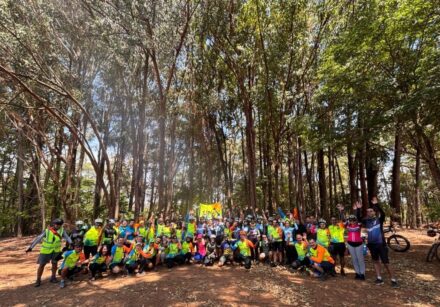grupo dv na trilha reunido no jardim botânico