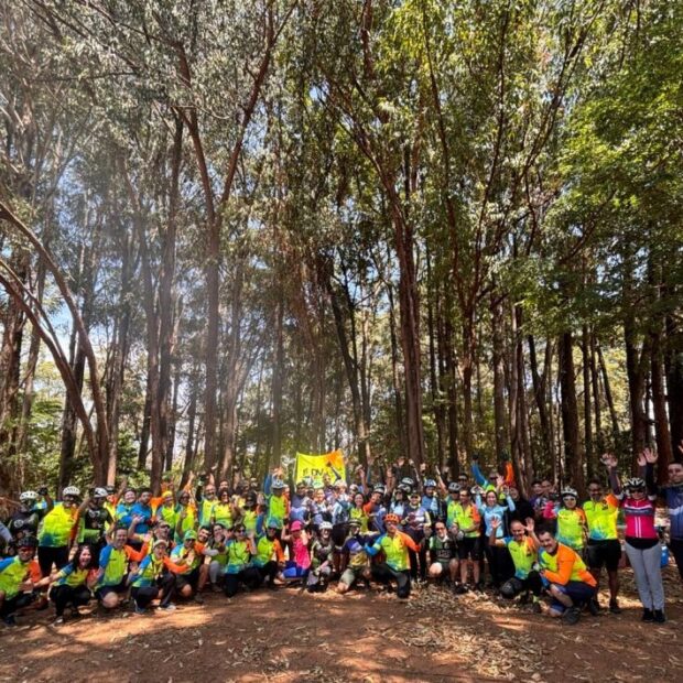 grupo dv na trilha reunido no jardim botânico