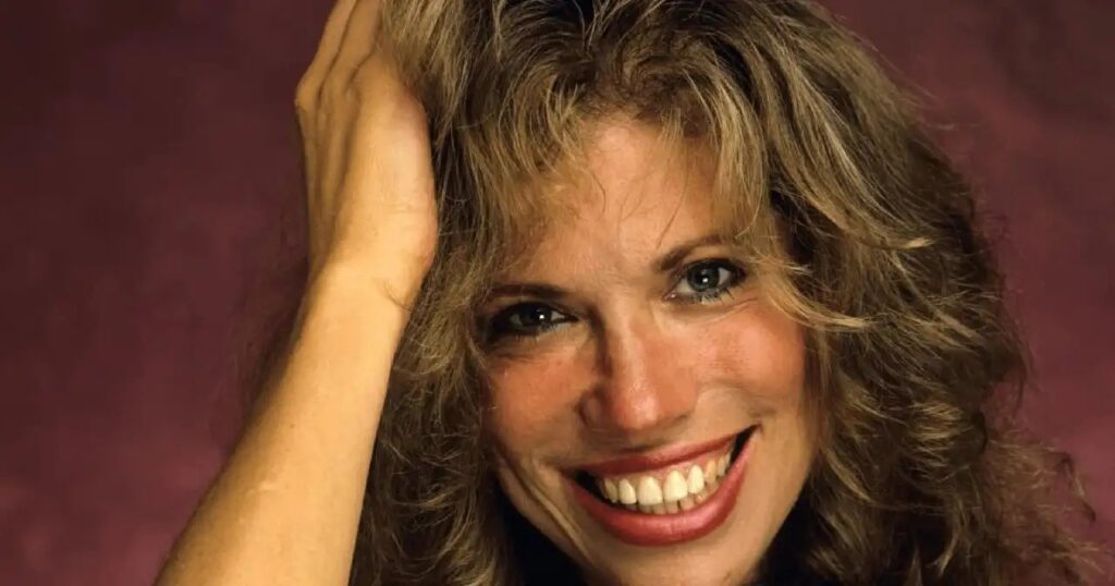 Carly Simon lança o álbum Comes in Waves em 14 de agosto, o primeiro de inéditas desde 2008