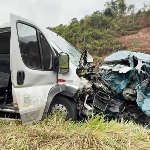 cinco pessoas morrem em acidente entre carro e van