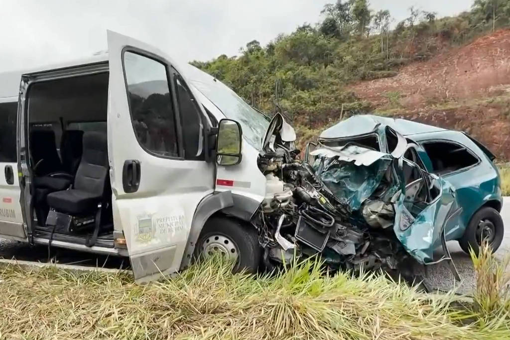 cinco pessoas morrem em acidente entre carro e van