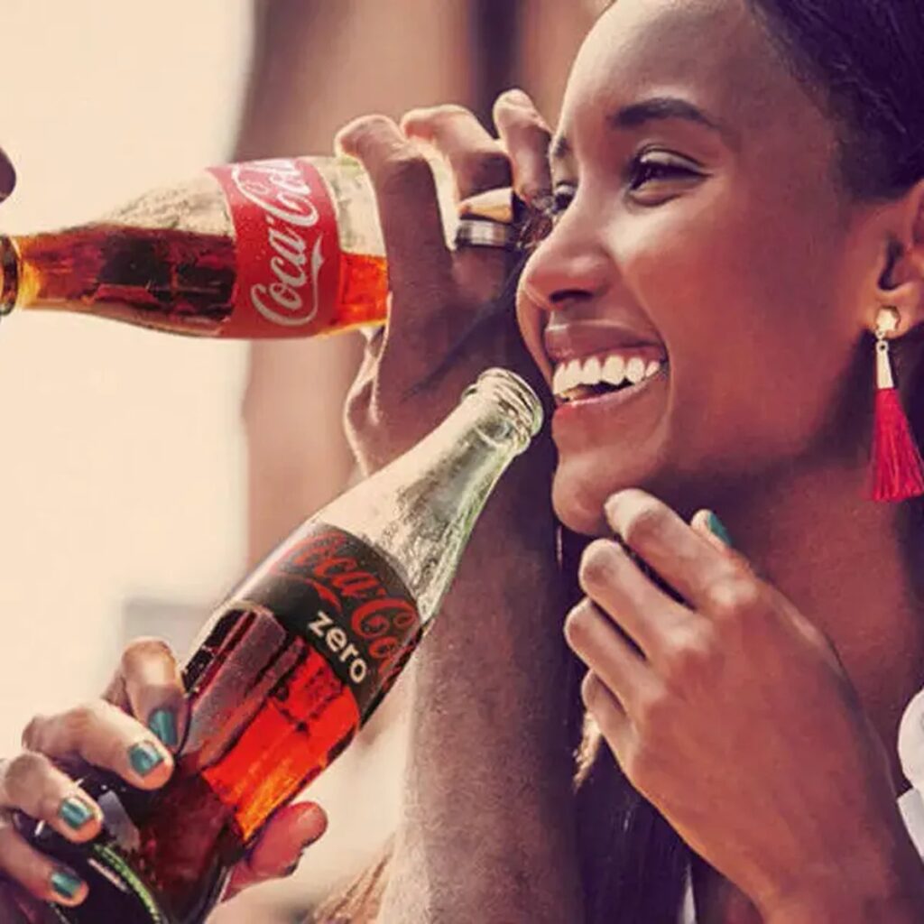 A faixa preta ficará mais presente nas latas da Coca-Cola Zero Açúcar
