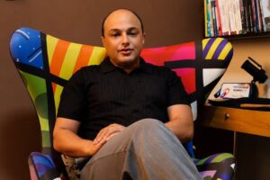 Joelson Oliveira, psicólogo e psicanalista, ganhou destaque nas redes sociais ao abordar temas como dependência emocional, autoestima e relacionamentos por meio de uma linguagem acessível e fundamentada na psicologia (Reprodução/ Instagram).