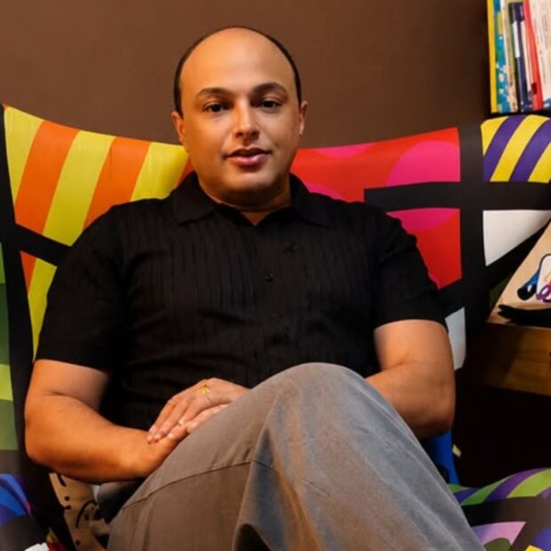 Joelson Oliveira, psicólogo e psicanalista, ganhou destaque nas redes sociais ao abordar temas como dependência emocional, autoestima e relacionamentos por meio de uma linguagem acessível e fundamentada na psicologia (Reprodução/ Instagram).